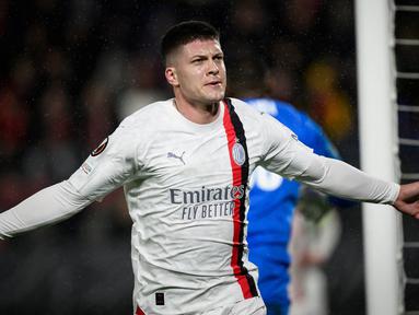 Penyerang AC Milan, Luka Jovic merayakan golnya saat pertandingan play-off babak 16 besar Liga Eropa UEFA 2023/2024 melawan Rennes di Stadion Roazhon Park, Rennes, Prancis, pada 22 Februari 2024. (LOIC VENANCE/AFP)