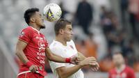 Bek Persija Jakarta, Maman Abdurahman, duel udara dengan striker PSM Makassar, Eero Markkanen, pada laga Liga 1 2019 di SUGBK, Jakarta, Rabu (28/8). Kedua tim bermain imbang 0-0. (Bola.com/M Iqbal Ichsan)