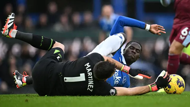 Foto: Emiliano Martinez Buktikan Kelasnya Sebagai Kiper Terbaik Dunia, Lakukan Beberapa Penyelamatan Gemilang di Depan Gawang Aston Villa