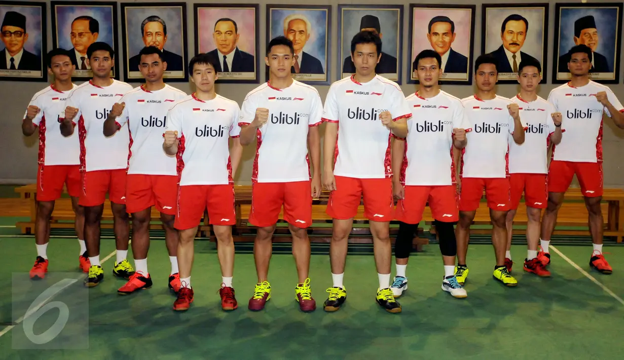 Pebulutangkis putera Indonesia yang akan berlaga pada Thomas Cup 2016 berpose usai acara pelepasan di Pelatnas PBSI, Jakarta, Senin (9/5/2016). Piala Thomas dan Uber akan dihelat di Kunshan, Tiongkok, 15-22 Mei mendatang. (Liputan6.com/Helmi Fithriansyah)