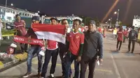 Suporter Timnas Indonesia U-22 terlihat masih berada di luar Stadion Selayang, Selangor, Selasa (22/8/2017). (Bola.com/Cakrayuri Nuralam)