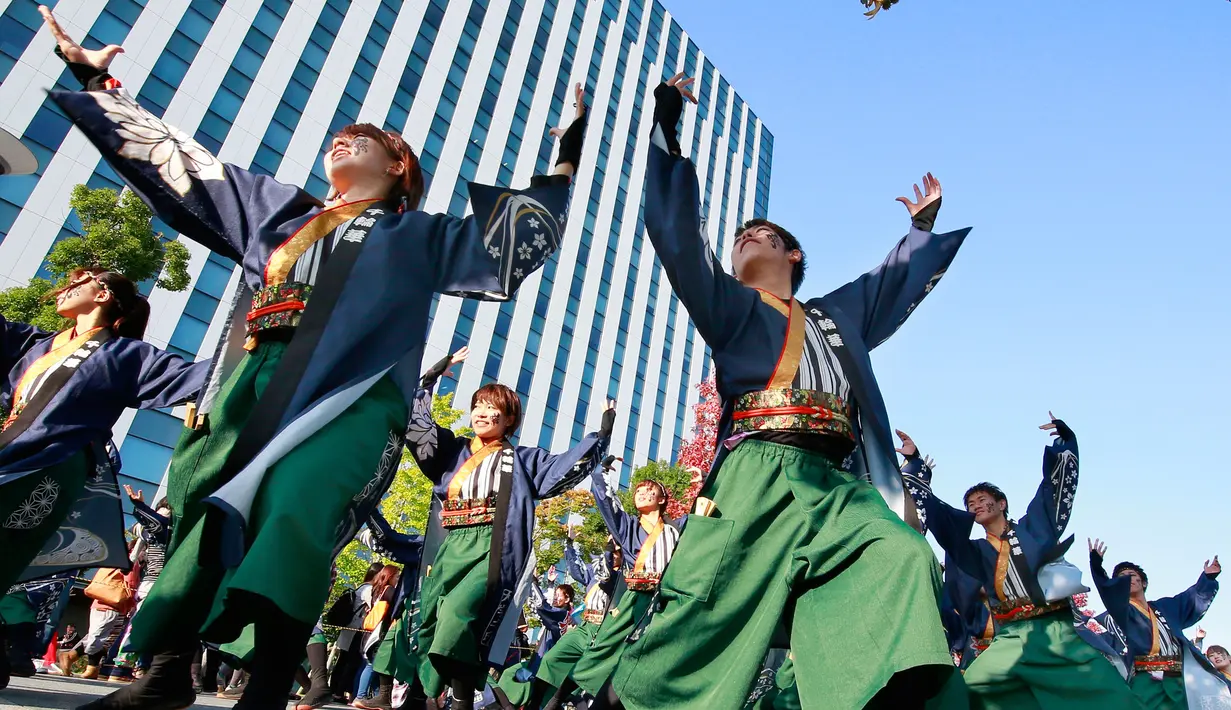 Salah satu gaya dalam tarian Yosakoi yang ditampilkan oleh para peserta dalam pagelaran Festival Yosakoi di Tokyo, Jepang (6/11). Sejak diperkenalkan pada tahun 1954, Yosakoi telah menjadi populer di seluruh negara Jepang. (AP Photo/Shizuo Kambayashi)