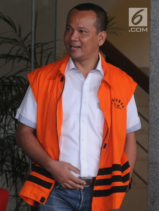 Wakil Ketua DPRD Lampung Tengah J Natalis Sinaga usai menjalani pemeriksaan lanjutan di KPK, Jakarta, Jumat (13/4). Natalis diperiksa sebagai tersangka untuk melengkapi berkas dugaan suap pinjaman daerah APBD Lampung Tengah 2018. (Merdeka.com/Dwi Narwoko)