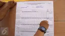 Hasil rekapitulasi di TPS 28 lembaga pemasyrakatan Klas 1 narkoba salemba, Jakarta, Rabu(15/2). Paslon 1: 48 suara, Paslon 2: 77 suara, Paslon 3: 50 suara. (Liputan6.com/Helmi Afandi)