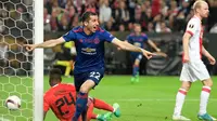 Gelandang Manchester United Henrikh Mkhitaryan mencetak gol melawan Ajax Amsterdam pada final Liga Europa di Friends Arena, Stockholm, Rabu (24/5/2017). (AFP/Anders Wiklund)