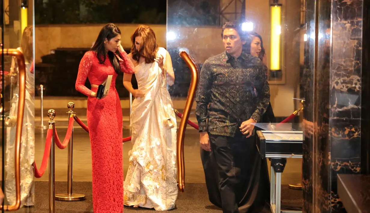 Beberapa selebriti terlihat hadir dalam acara resepsi pernikahan Raisa dan Hamisd Daud yang diselenggarakan di Ayana MidPlaza Hotel, Jakarta Pusat, Minggu (3/9). Salah satunya adalah Luna Maya dan kekasihnya, Rheino Barrack. (Adrian Putra/Bintang.com)