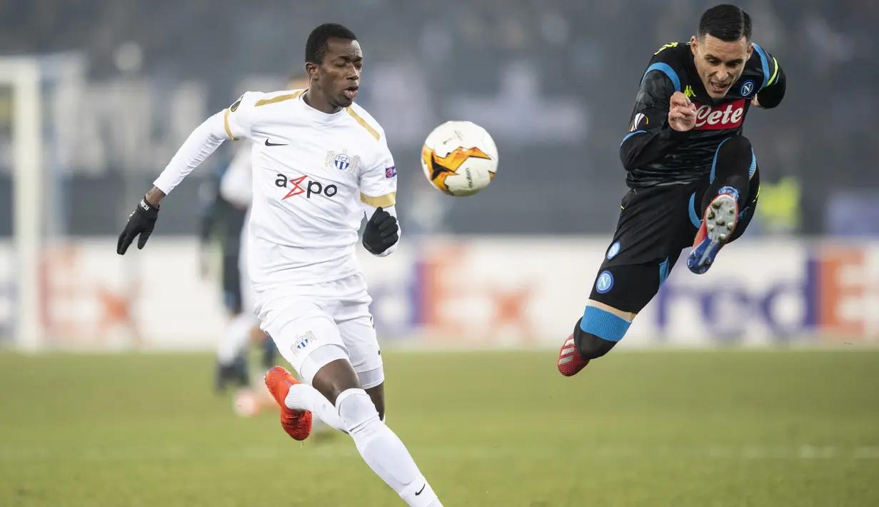 Gelandang Napoli, Jose Callejon, menendang bola saat melawan FC Zurich pada laga Liga Europa di Stadion Letzigrund, Kamis (14/2). Napoli menang 3-1 atas FC Zurich. (AP/Walter Bieri)