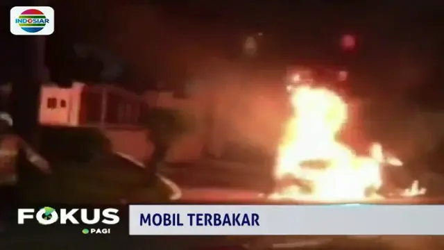 Penyebab kebakaran diduga akibat korsleting dibagian mesin mobil.