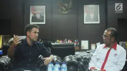 Mantan pemain Timnas Inggris, Michael Owen (kiri) berbincang dengan Sesmenpora, Gatot S Dewa Broto di kantor Kemenpora, Jakarta, Senin (5/2). Owen berencana mendirikan Michael Owen Footbal Centre di Indonesia. (Liputan6.com/Helmi Fithriansyah)