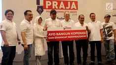 Staf Khusus Menteri Koperasi dan UKM Agus Muharram (empat kiri) bersama Chairman MIS Group Tedy Agustiansjah (empat kanan) saat peluncuran Pracico Journalistic Award (PRAJA) 2018 di Jakarta, Minggu (2/9). (Liputan6.com/JohanTallo)