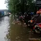 Banjir di Kecamatan Benda, Kota Tangerang diduga akibat luapan air dari Tol JORR. (Liputan6.com/Pramita Tristiawati)