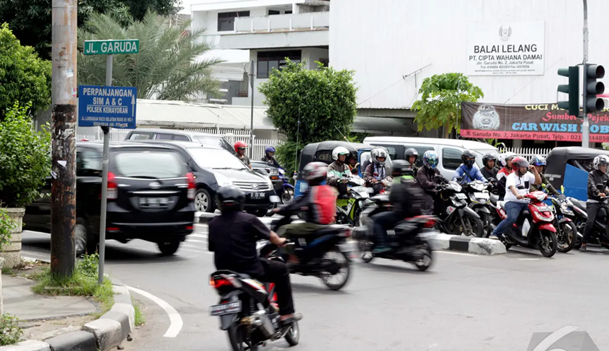 Rencananya semua jalan protokol di DKI Jakarta akan menjadi kawasan pembatasan kendaraan, Jakarta, Selasa (7/1/2015). (Liputan6.com/Faizal Fanani) 