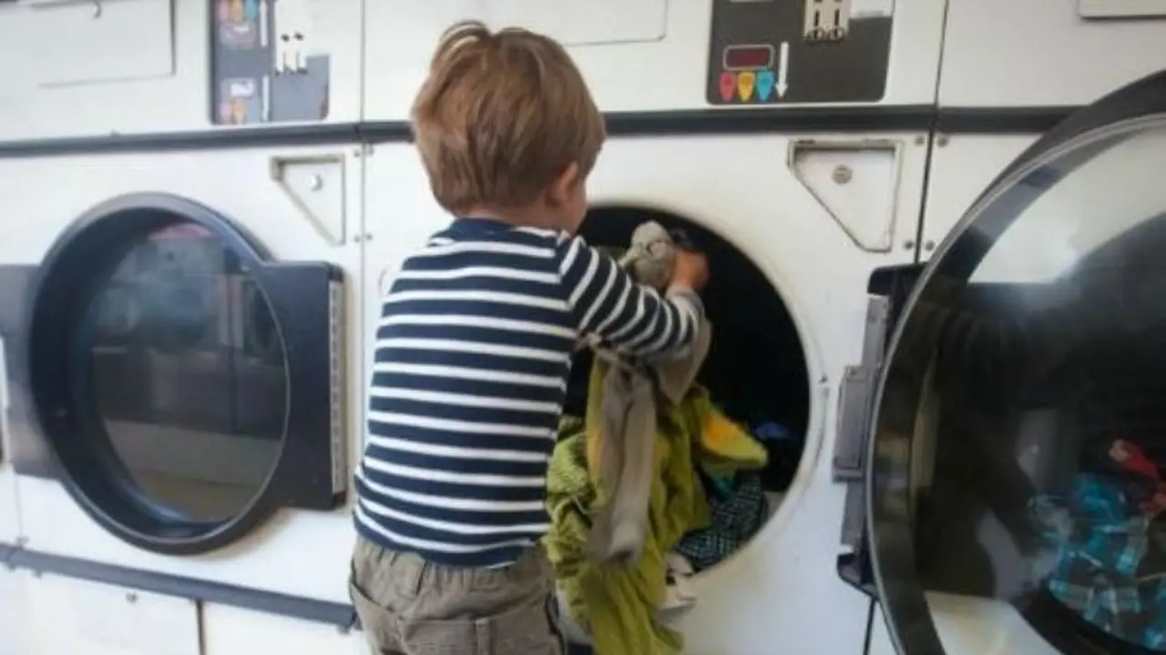 Membantu pekerjaan rumah tangga turut membangun perkembangan anak. (Foto: Good Housekeeping)