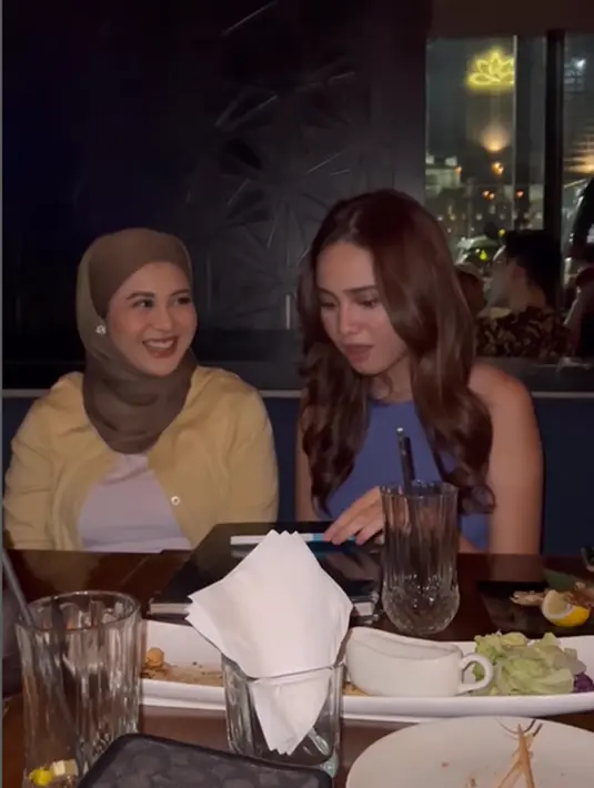 Syifa Hadju yang juga merupakan sahabat terdekat Kesha kaget ketika mendengar kehamilan kedua keponakan Mona Ratuliu itu. Bahkan dalam video tersebut terdengar bahwa kekasih Rizky Nazar itu menyalahkan Adhi Permana sehingga mengundang gelak tawa. Warganet sebut bahagianya menular, sahabat Kesha Ratuliu dan Adhi Permana disebut ‘positive vibes’. (Liputan6.com/IG/@kesharatuliu05)