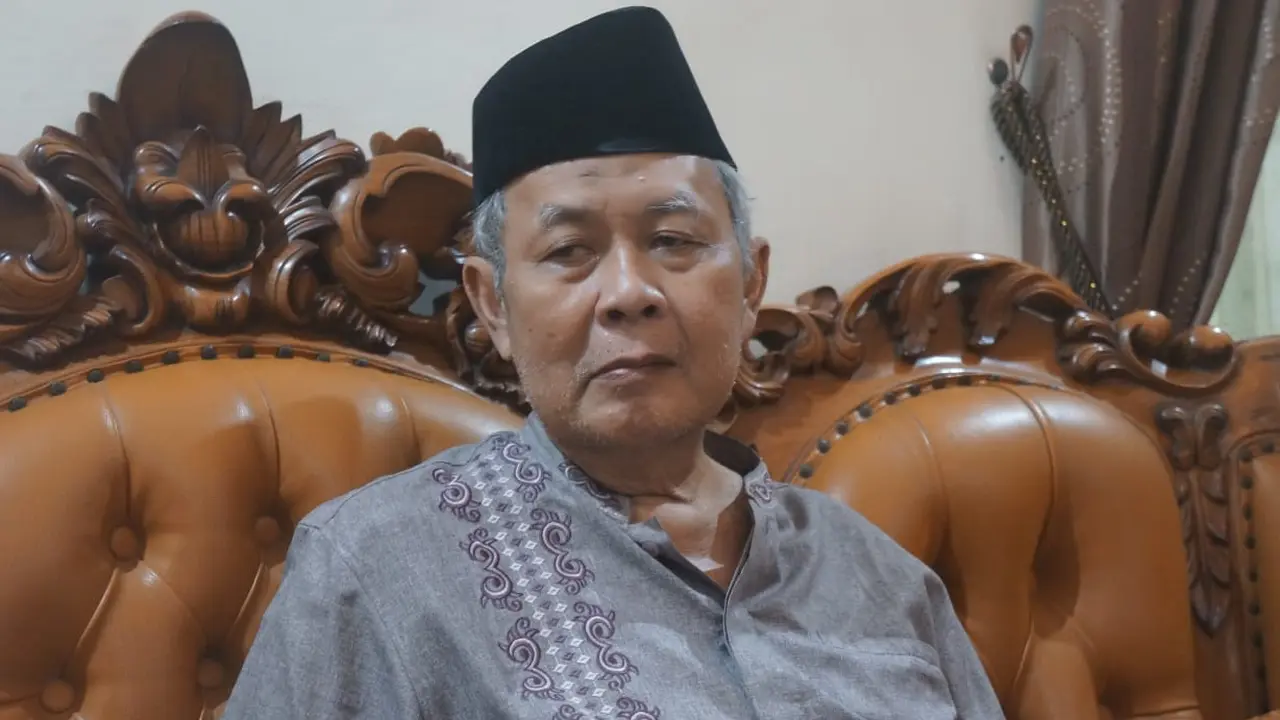 Pengasuh Pondok Pesantren Khozinatul Ulum Blora, KH Muhammad Ahmad Muharror Ali, saat diwawancarai Liputan6.com di kediamannya. (Liputan6.com/Ahmad Adirin)