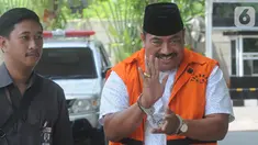 Kontraktor yang merupakan tersangka penyuap Bupati Indramayu, Carsa (kanan) tiba untuk menjalani pemeriksaan di Gedung KPK, Jakarta, Senin (21/10/2019). Carsa diperiksa terkait dugaan korupsi suap pengaturan proyek di lingkungan Pemerintah Kabupaten Indramayu Tahun 2019. (merdeka.com/Dwi Narwoko)