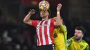 Che Adams. Striker Skotlandia berusia 25 tahun yang telah 3 musim memperkuat Southampton sejak didatangkan dari Birmingham City pada awal musim 2019/2020 dengan nilai transfer 16,7 juta euro ini mampu menjadi andalan di lini depan The Saints. Musim 2021/2022 ia total tampil dalam 33 laga di semua ajang dengan torehan 8 gol dan 3 assist. Saat ini ia menjadi incaran Leeds United. (AFP/Glyn Kirk)