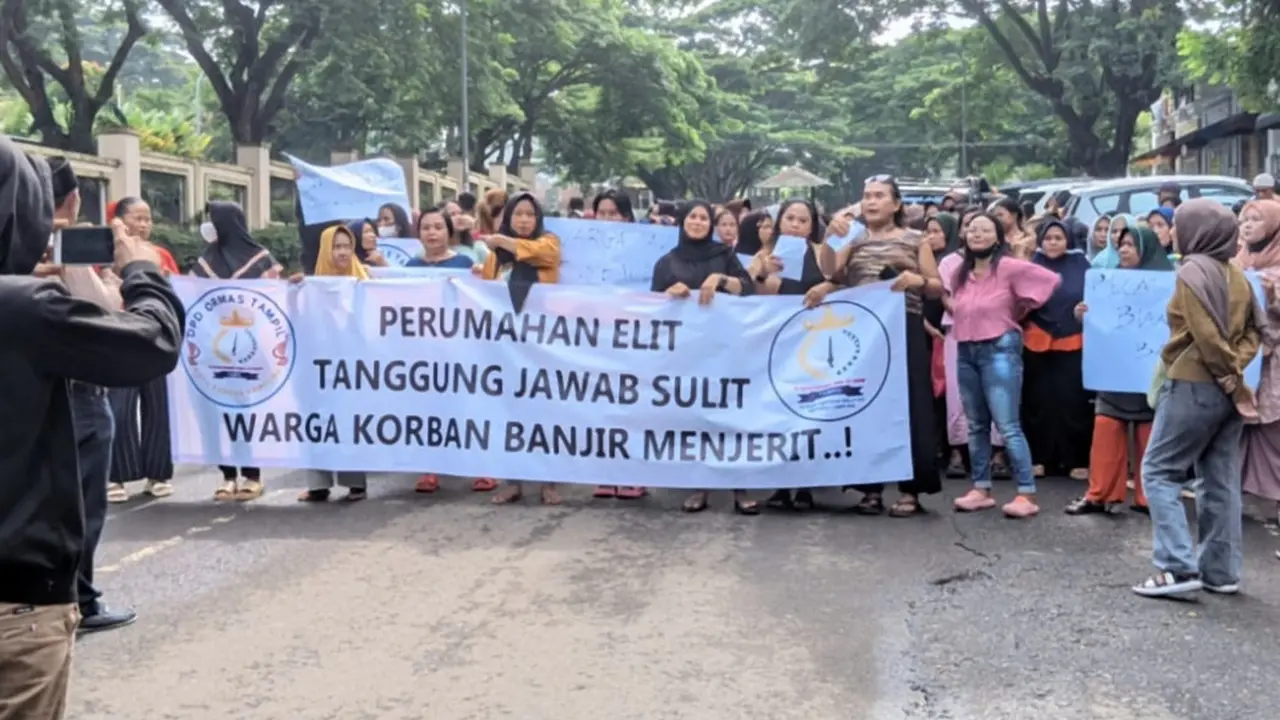 Ratusan emak emak saat unjuk rasa meminta kompensasi atas bencana banjir yang disebabkan jebolnya tanggul di Perumahan Citra Garden. Foto : (Istimewa)
