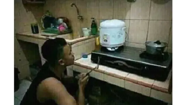 6 Potret Kocak Saat Cowok Masak di Dapur, Ngakak tapi Kreatif