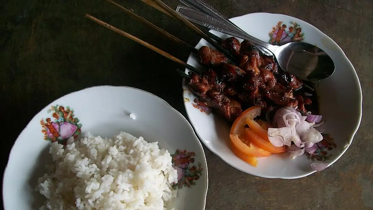 Sepiring sate kambing dan nasi