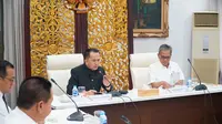 Penjabat (Pj) Gubernur Sumatra Selatan, Agus Fatoni dalam Rapat Terbatas di Ruang Rapat Griya Agung Palembang, Rabu (11/10/2023). (Foto: Istimewa)