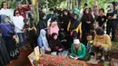 Keluarga dan kerabat berdoa saat pemakaman Abdul Hamid alias Pak Ogah di TPU (Tempat Pemakaman Umum) Jatisari, Bekasi, Jawa Barat, Kamis (29/12/2022). Pak Ogah salah satu pengisi suara dalam serial film Si Unyil meninggal pada (28/12/2022) di usia 74 tahun. (Liputan6.com/Herman Zakharia)