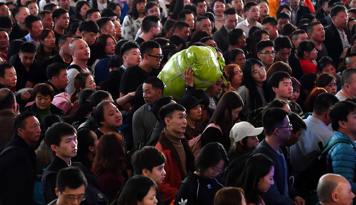 Orang-orang menunggu untuk pemeriksaan tiket di Stasiun Kereta Selatan Guangzhou saat arus mudik Tahun Baru Imlek di Guangzhou, Provinsi Guangdong, China selatan (16/1/2020). Tahun Baru Imlek jatuh pada 25 Januari tahun ini. (Xinhua/Liu Dawei)