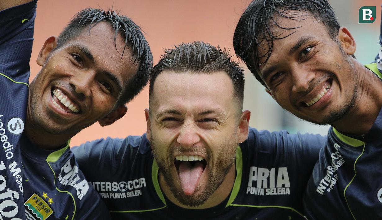 Selebrasi pemain Persib Bandung setelah Robi Darwis (kanan), menjebol gawang Dewa United dalam pertandingan pekan ke-31 BRI Liga 1 2022/2023 melawan Dewa United yang berlangsung di stadion Pakansari, Cibinong, Senin (20/3/2023). Kemenangan ini membuat Persib Bandung memangkas selisih poin dengan PSM Makassar dan masih berpeluang menjadi juara BRI Liga 1 2022/2023. (Bola.com/Ikhwan Yanuar)