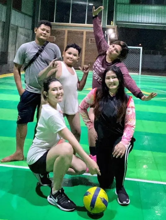 Tidak hanya sendiri, biasanya Via Vallen berolahraga futsal bersama dengan keluarga. Terlihat ada Mella Rossa sang adik dan kerabat dekatnya. Via terlihat sumringah dan antusias saat ia berolahraga di lapangan futsal. (Liputan6.com/IG/@viavallen)