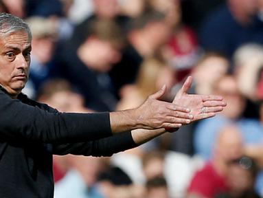 Jose Mourinho - The Special One sempat membawa MU tampil apik dengan menjuarai Piala Liga Inggris dan Liga Europa pada musim 2016/2017. Namun sayang di musim berikutnya penampilan Setan Merah melempem. Alhasil Mourinho dipecat pada Desember 2018. (AFP/Ian Kongton)