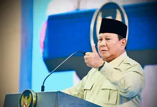 Presiden Prabowo Subianto ingin agar jumlah mahasiswa perguruan tinggi penerima beasiswa ditambah sebanyak mungkin. Pasalnya, dari total 9,9 juta mahasiswa yang sedang belajar, baru 1,1 juta yang menerima beasiswa Kartu Indonesia Pintar (KIP). (Foto: Biro Pers Istana)
