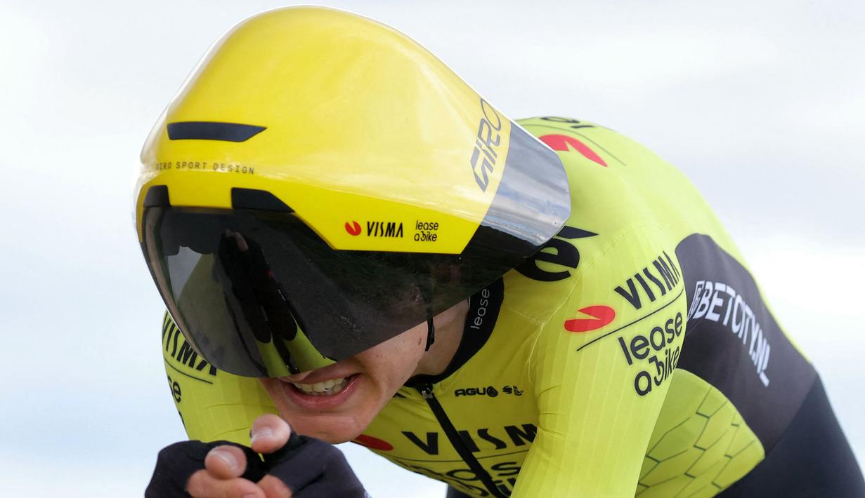Pembalap sepeda tim Visma-Lease, Koen Bouwman memacu sepedanya saat stage ketiga Paris-Nice 2024 di Auxerre, Paris, Prancis, 5 Maret 2024. (AFP/Thomas Samson)