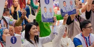 Bersama pendukung lainnya, Kahiyang Ayu duduk dengan memegang banner nomor satu sesuai urutan suaminya. Gayanya pun cukup kasual. [@bobbynst]