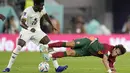 Bek Ghana Daniel Amartey berebut bola dengan penyerang Portugal Joao Felix pada duel grup H Piala Dunia 2022 di stadion 974, Kamis (24/11/2022).  Portugal berhasil memimpin klasemen grup H usai kemenangan 3-2 atas Ghana (AP Photo/Ariel Schalit)