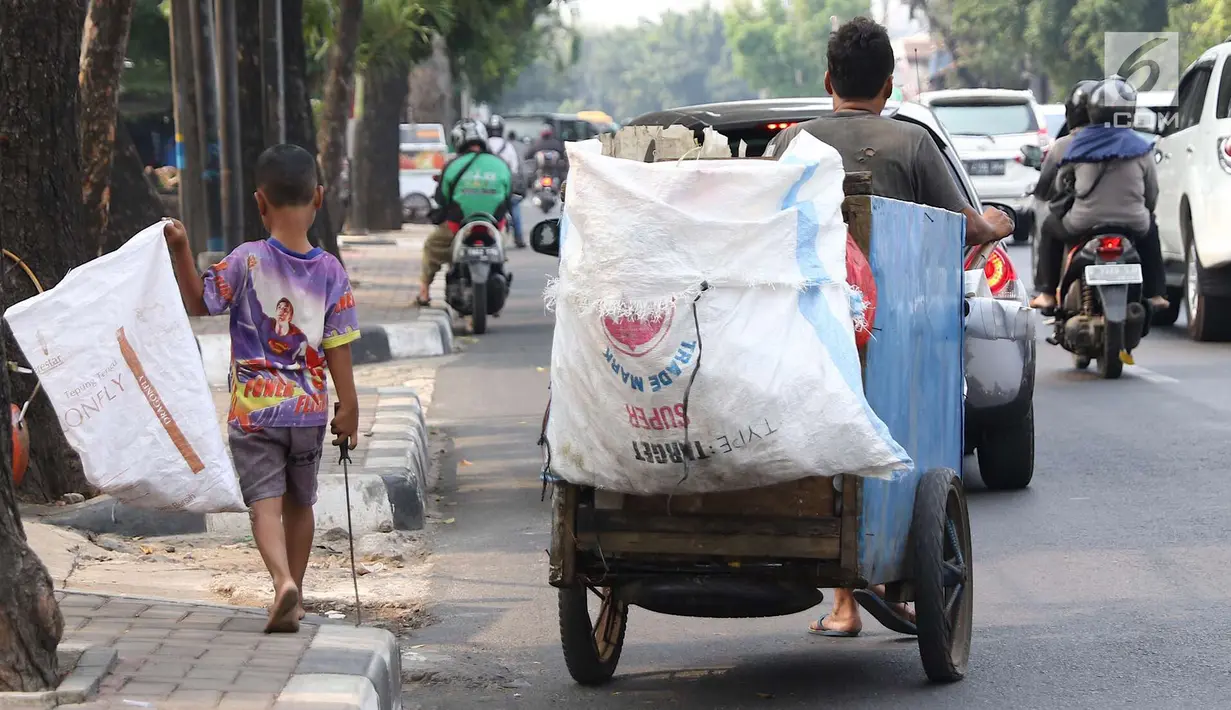 Seorang anak berjalan mencari sampah plastik di Jakarta, Rabu (12/9). Kawasan-kawasan industri di seluruh Indonesia menjadi target prioritas program bebas pekerja anak. (Liputan6.com/Immanuel Antonius)