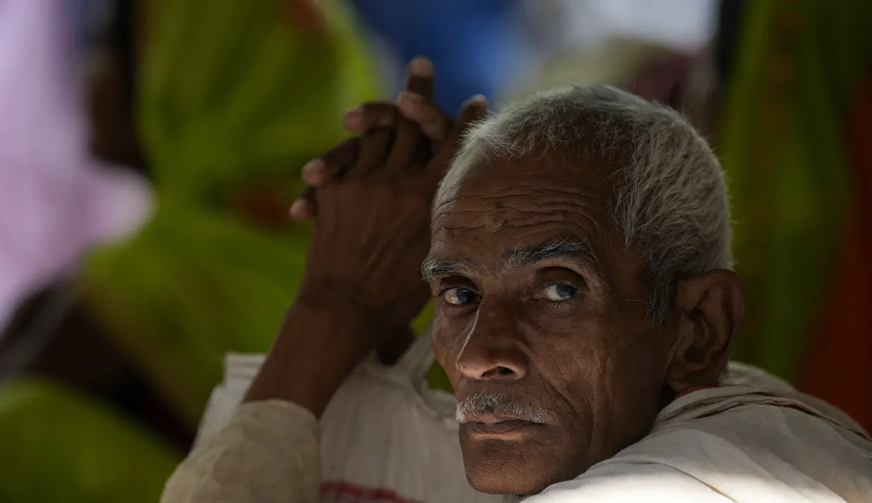 <p>Pada 18 Juni 2023, Menteri Kesehatan Negara Bagian Uttar Pradesh Brajesh Pathak mengatakan tim akan menyelidiki penyebab kematian dan menyelidiki berapa banyak dari mereka yang terkait langsung dengan panas. (AP Photo/Rajesh Kumar Singh)</p>