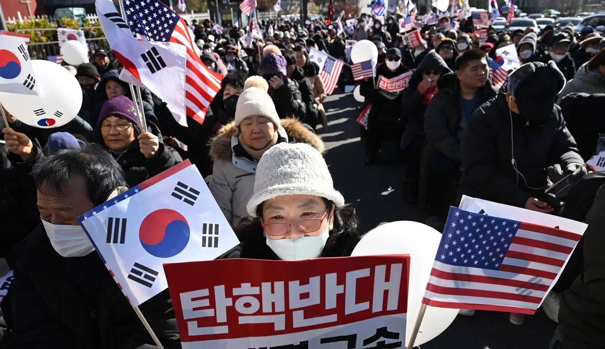 Para pengunjuk rasa berharap Yoon Suk Yeol tetap menjabat sebagai Presiden dan tidak dimakzulkan. (JUNG YEON-JE/AFP)