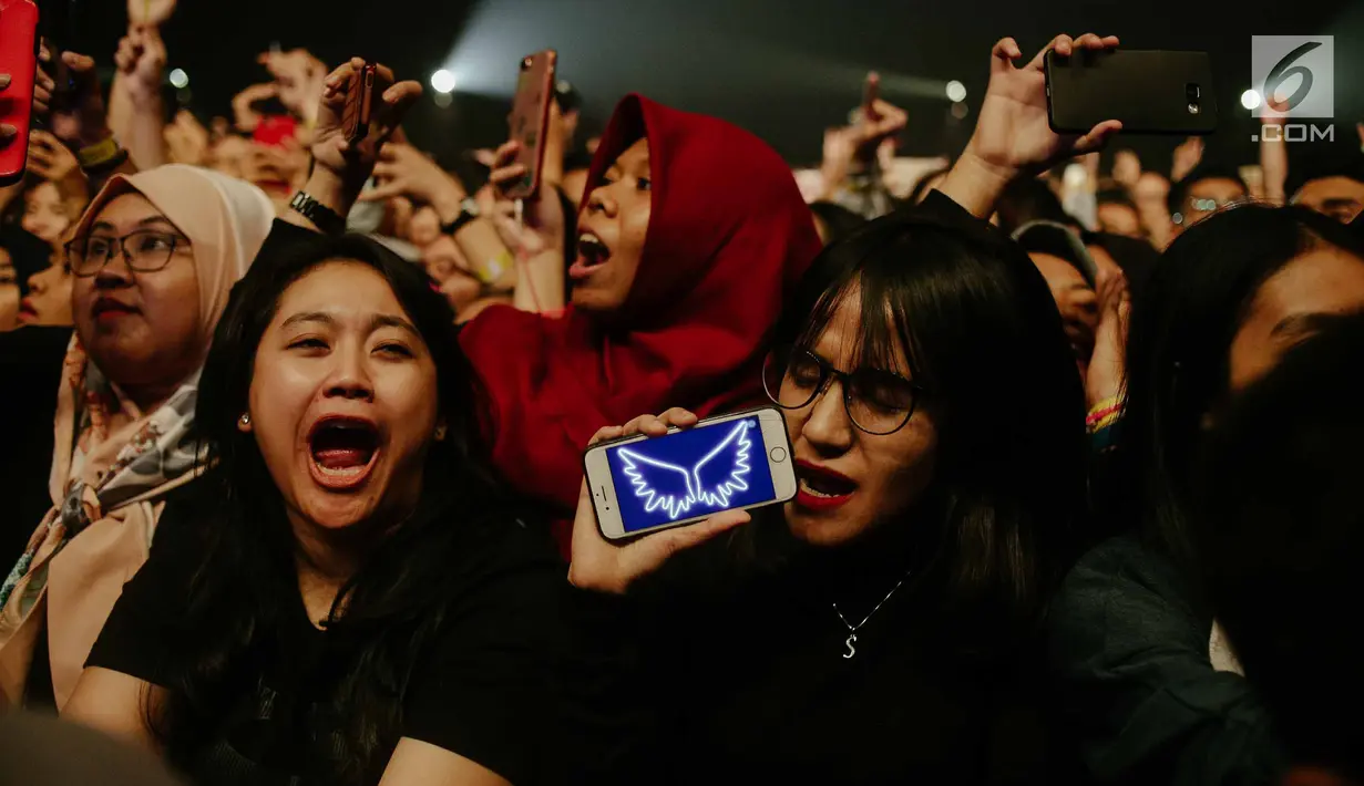 Antusiasme fans The Script dalam dalam konser bertajuk 'Freedom Child Tour' di Jakarta, Selasa (10/4). (Liputan6.com/Faizal Fanani)