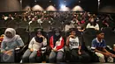 Pengunjung mengikuti kegiatan nonton bareng film di Blitz Grand Indonesia, Jakarta, Sabtu (7/11/2015). Cinemaholic Secret Agent bersama Lipton menyajikan kegiatan menarik, seperti doorprize dan photobooth. (Liputan6.com/Immanuel Antonius)