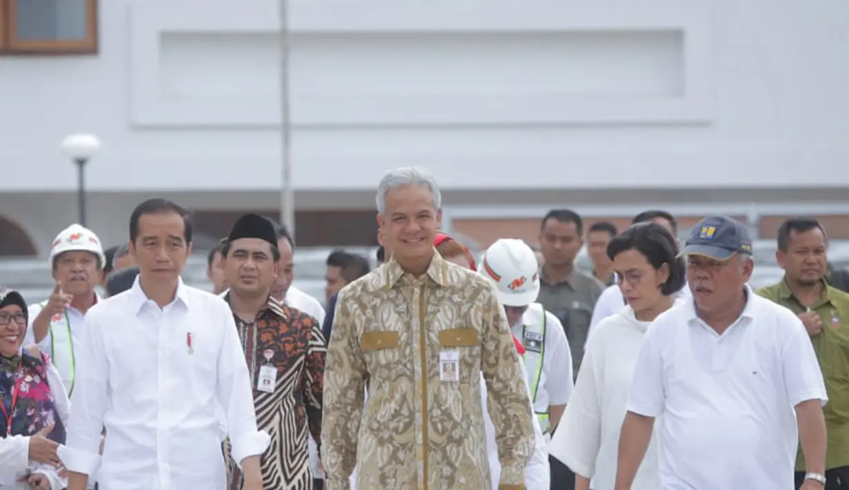 Presiden Joko Widodo (tengah) didampingi Menteri PUPR Basuki Hadimuljono (kanan) dan Gubernur Jawa Tengah Ganjar Pranowo saat meninjau pembangunan Pasar Johar Semarang, Senin (30/12/2019). Jokowi meninjau pembangunan fasilitas sarana-prasarana di Pasar Johar Semarang. (Liputan6.com/Gholib)