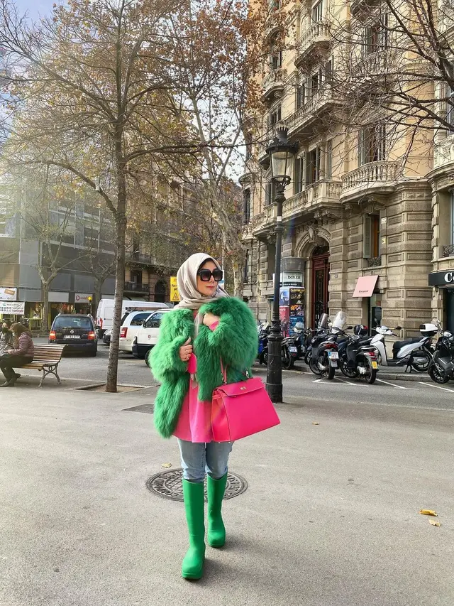 7 Gaya Mama Amy Qanita saat Liburan di Barcelona, Tampil Stylish