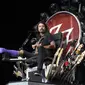 Dave Grohl tampil dengan kaki digips dalam konser ulang tahun Foo Fighters ke-20 di Washington DC, Amerika Serikat. (AP Entertainment)