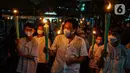 Warga mengikuti pawai obor menyambut Ramadan di kawasan Matraman Dalam, Jakarta, Minggu (27/3/2022). Pawai obor tersebut juga digelar untuk meningkatkan silaturahmi dan ukhuwah sesama umat Muslim serta menyemarakkan syiar Islam di Ibu Kota. (Liputan6.com/Faizal Fanani)