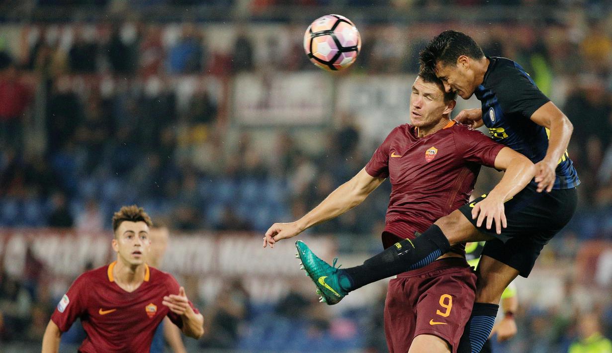 Pemain AS Roma, Edin Dzeko (kiri) berduel denan pemain Inter Milan, Jeison Murillo pada lanjutan Serie A Italia di Stadion Olympico, Roma, Senin (3/10/2016) dini hari WIB. (REUTERS/Max Rossi)