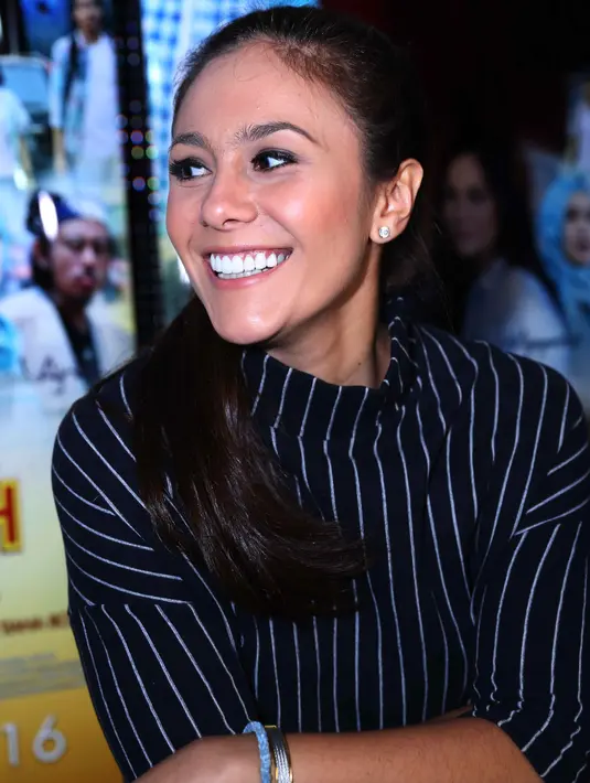 Bahkan diakui oleh pemilik nama Wulan Lorraine Guritno ini jika dirinya baru bisa membaca Alquran ketika akan melahirkan anak keduanya. Sebagai muslim yang terus belajar Wulan Guritno tak malu untuk mengakuinya. (Nurwahyunan/Bintang.com)