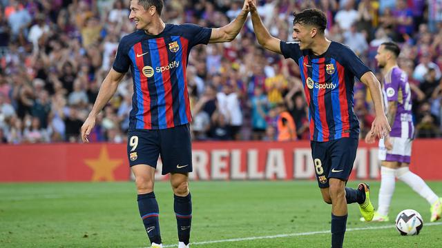Selebrasi Robert Lewandowski dan Pedri saat Barcelona melawan Valladolid