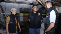 Wakasat Reskrim Polres Metro Jakarta Barat, AKP Dimitri Mahendra saat menggerebek sebuah rumah di Jalan Utan Jati, Kalideres, yang dijadikan gudang motor diduga hasil curian. (Foto: Istimewa).