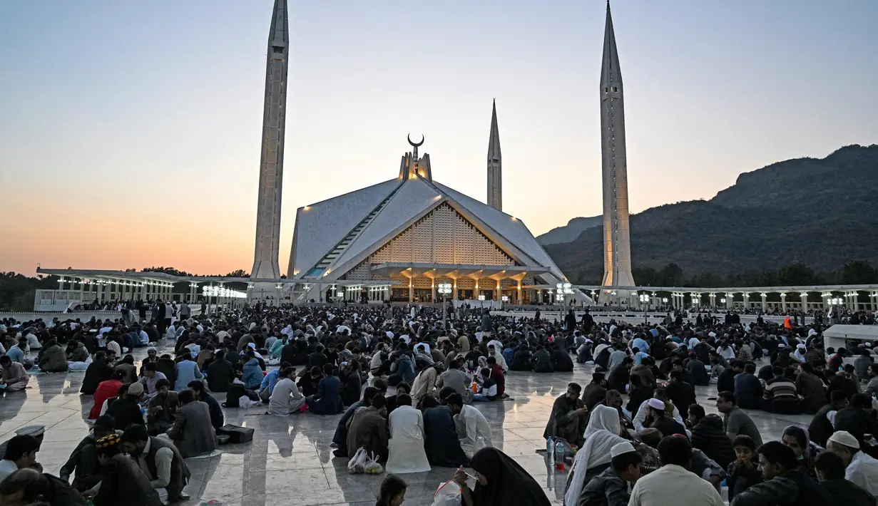 Saat berbuka puasa, umumnya masyarakat Pakistan biasa mengawalinya dengan buah kurma atau makanan kecil seperti samosa dan pakora. Selain itu, juga disajikan minuman khas Pakistan yaitu Chai. (Aamir Qureshi/AFP)