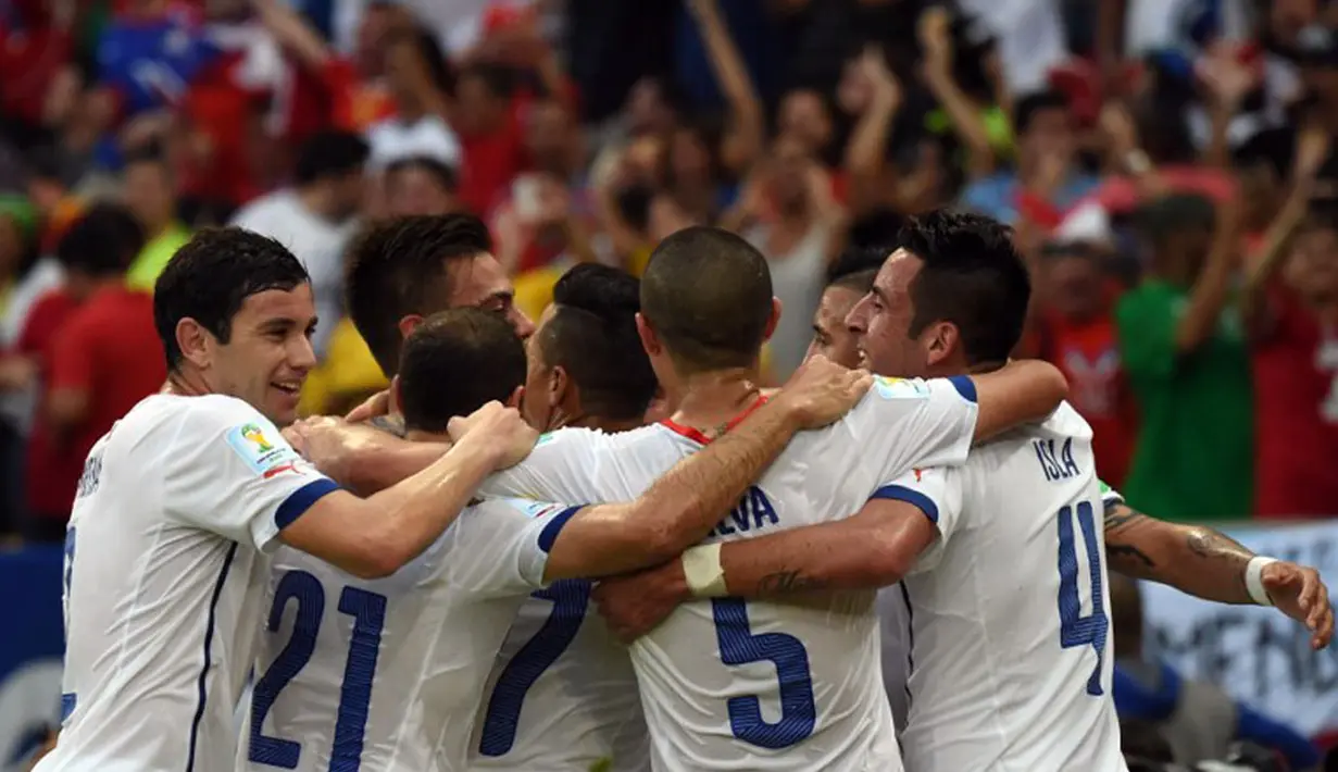 Pemain Chile merayakan kemenangan atas Spanyol 2-0 di babak penyisihan Piala Dunia Grup B di Stadion Maracana, Rio de Janeiro, Brasil (19/6/2014). (AFP PHOTO/Christophe Simon)