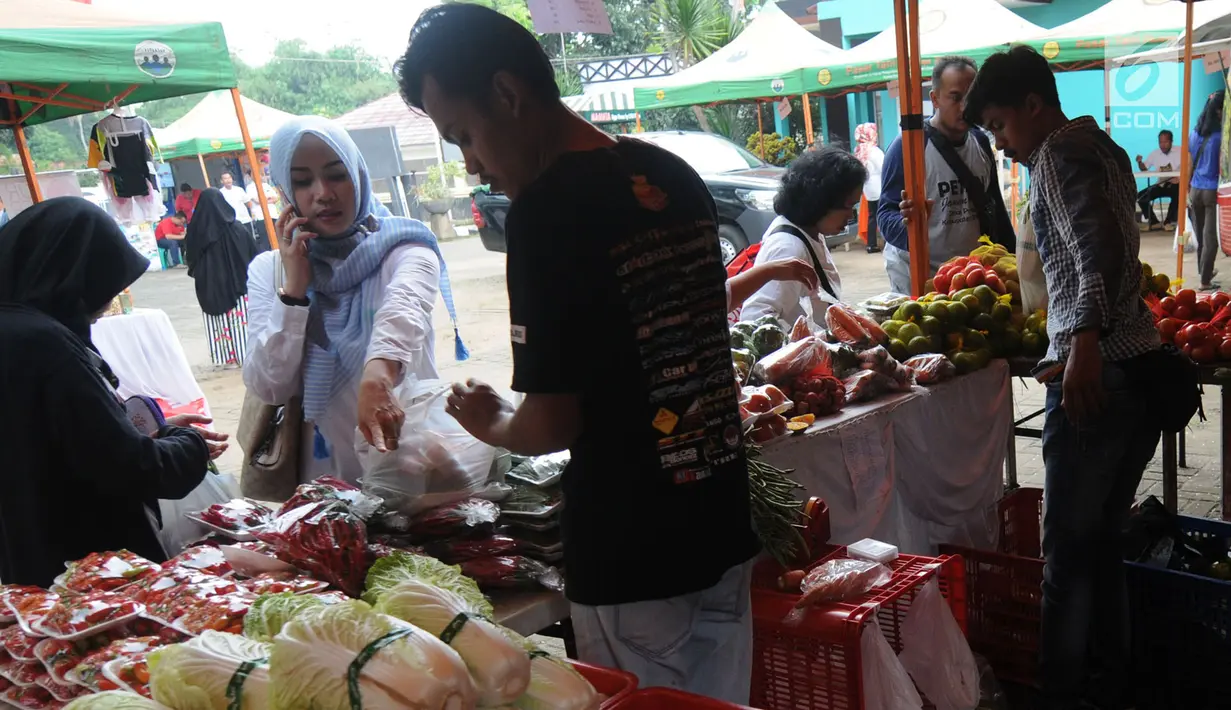 Warga melakukukan aktifitas jual beli saat kegiatan Bazar Ramadan di pelataran kantor DKPPP, BSD, Mekar Jaya, Serpong pada Rabu (15/5/2019). Bazar ini diadakalan oleh Dinas Ketahanan Pangan, Pertanian dan Perikanan (DKPPP) Tangerang Selatan selama tiga hari. (merdeka.com/Arie Basuki)